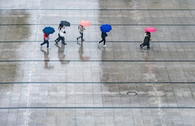 Menschen bei Regen mit Regenschirm