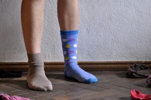 zwei Füße mit verschiedenen Socken